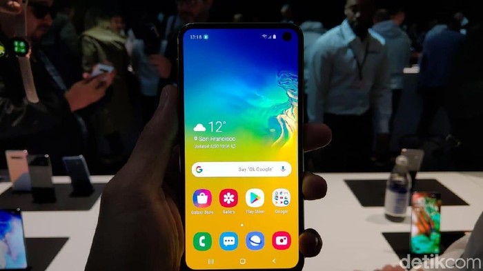 Galaxy S10e, versi termurah dari Galaxy S10. (Foto: Muhamad Imron Rosyadi/detikINET) Galaxy S10e, versi termurah dari Galaxy S10. (Foto: Muhamad Imron Rosyadi/detikINET)