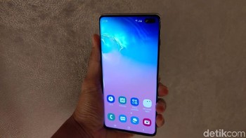 Galaxy S10+ jadi ponsel pertama Samsung yang mempunya dua kamera depan. Foto: Muhamad Imron Rosyadi/detikINET