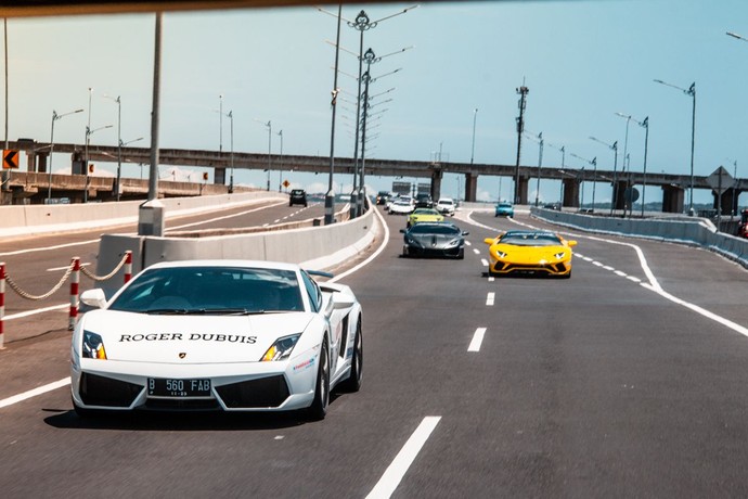Komunitas Mobil Mewah Lamborghini Plesiran di Bali