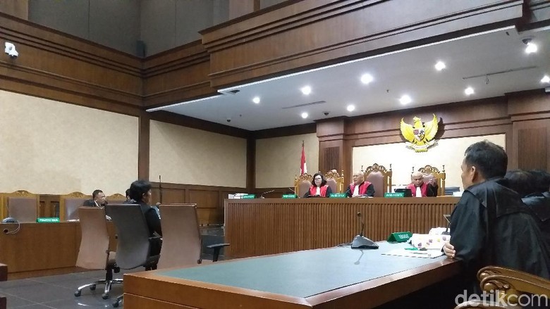 Hakim Merry Purba Menangis di Persidangan Hakim Merry Purba Menangis di Persidangan