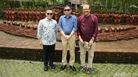 Menteri ESDM Ignatius Jonan mengunjungi Taman Gandrung Terakota dengan didampingi Bupati Banyuwangi Abdullah Azwar Anas.