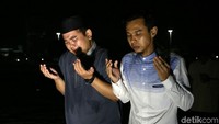 Beberapa peserta tak kuasa menahan airmatanya saat doa bersama.
