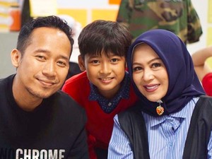So Sweet! Denny Cagur dan Istri Beri Kejutan Ultah Bagi Anaknya