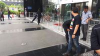 Gedung KPK Dilempari Buku Tulisan Rohadi PNS Tajir