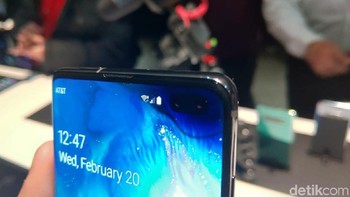 Kamera depan Galaxy S10+ dibuat ganda, ukurannya 10 MP dan 8 MP. Foto: Muhamad Imron Rosyadi/detikINET