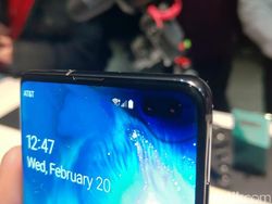 Menggenggam Samsung Galaxy S10 dan Galaxy S10+ yang Menawan