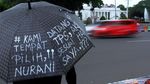 Diguyur Hujan, Aksi Kamisan ke-575 Digelar di Depan Istana