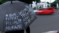 Sejumlah peserta membawa payung hitam yang telah ditulisi aspirasi mereka, salah satunya terkait dengan agenda Pemilu 2019 mendatang.