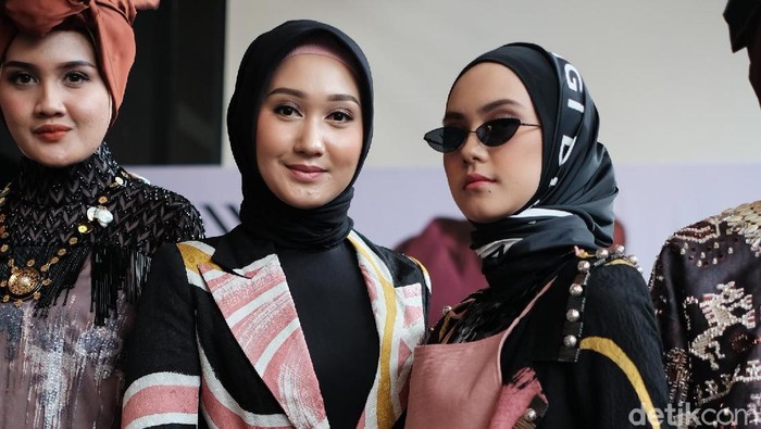 Dian Pelangi (tengah) bersama para model. Foto: Silmia Putri/Wolipop Dian Pelangi (tengah) bersama para model. Foto: Silmia Putri/Wolipop