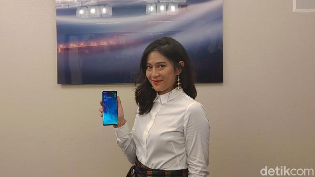 Di Mata Dian Sastro, Trio Galaxy S10 Futuristik Banget