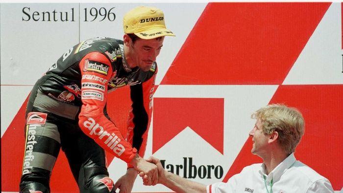 Max Biaggi saat meraih podium kedua GP 250 cc di Sirkuit Sentul pada 1996. (Foto: Mike Cooper/ALLSPORT)