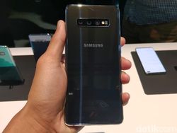 Menggenggam Samsung Galaxy S10 dan Galaxy S10+ yang Menawan