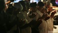 Para peserta Munajat 212 doa bersama. Menurut Ketua Panitia Pelaksana Munajat 212 Habib Idrus Alhabsyi, acara malam munajat itu semata-mata untuk meninggikan kalimat Allah SWT.