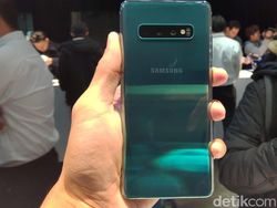 Menggenggam Samsung Galaxy S10 dan Galaxy S10+ yang Menawan