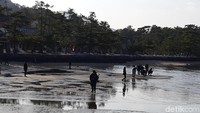 Pada saat air laut surut, wisatawan bisa turun dan berfoto sampai ke bawah gerbang. Banyak yang menunggu sampai sore untuk mendapatkan kesempatan ini. (Bonauli/detikTravel)