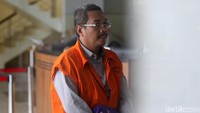Dalam kasus ini KPK menetapkan tiga orang tersangka. Mereka adalah Dudy Jocom selaku pejabat pembuat komitmen (PPK) merangkap kuasa pengguna anggaran (KPA) pada Pusat Administrasi Keuangan dan Pengelolaan Aset Setjen Kemendagri, Budi Rahmat Kurniawan selaku Kepala Divisi Gedung PT Hutama Karya, dan Senior Manager Pemasaran PT Hutama Karya, Bambang Mustaqim. 