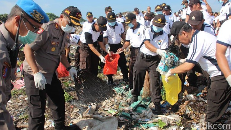 Hari Peduli Sampah Nasional, Ini Yang Dilakukan Polisi Kota Polresta Kediri Hari Peduli Sampah Nasional, Ini Yang Dilakukan Polisi Kota Polresta Kediri