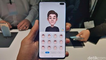 Menjajal AR Emoji. Foto: Muhamad Imron Rosyadi/detikINET