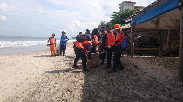 Sampah di bawah laut juga dibersihkan personel gabungan TNI/Polri.