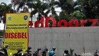 Spanduk penyegelan hotel itu pun dipasang di depan hotel bintang 4 tersebut.
