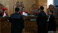 Majelis hakim menerima surat keterangan sakit Richard Muljadi yang membuatnya tak dapat menghadiri sidang kali ini dan sidang vonis pun kembali ditunda.