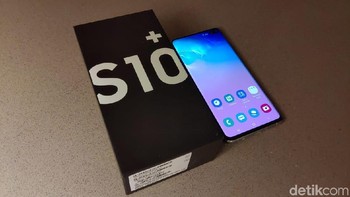 Berikut adalah daftar harga Samsung Galaxy S10+: 12GB/1TB Rp 23.999.000 ; 8GB/512GB Rp 18.499.000 ; 8GB/128GB Rp 13.999.000 ; bundling pre-order paket Galaxy Watch (42mm) + cashback Rp 1 juta dari mitra bank + bundling package dari Telkomsel, XL, dan Indosat. Foto: Muhamad Imron Rosyadi/detikINET