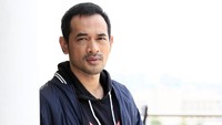 Oka datang dalam rangka promo film Foxtrot Six.
