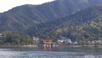 Kuil ini disebut mengapung karena berada di atas laut. Namun sebenarnya kuil ini dibangun di daerah pasang surut air laut. (Bonauli/detikTravel)