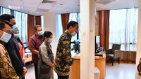 Jokowi dan Iriana sempat melihat kondisi Ani Yudhoyono. “Terima kasih atas kedatangannya Bapak Presiden,” ucap SBY.  (Laily Rachev - Biro Pers Sekretariat Presiden)