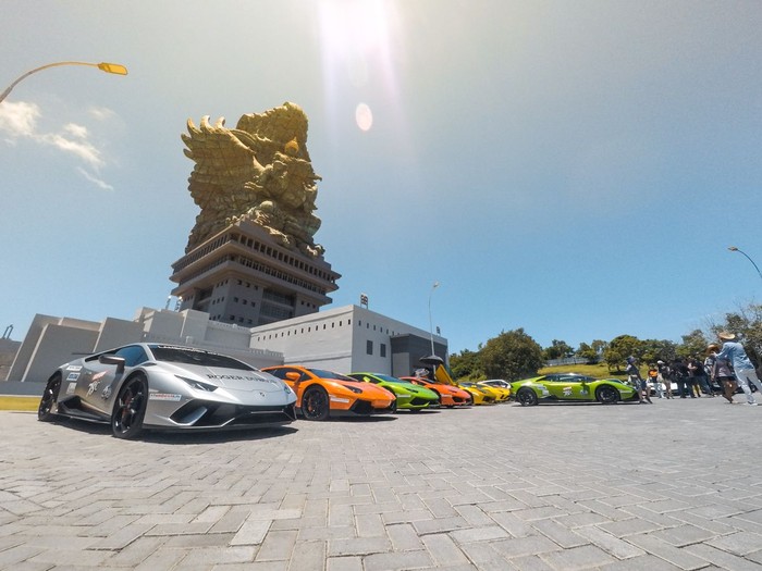 Komunitas Lamborghini Club Indonesia (LCI) menggelar touring di Pulau Dewata, Bali. Acara itu diikuti oleh 30 Lamborghini dari berbagai daerah di Indonesia.