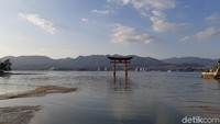 Itsukushima Shrine menghadap langsung ke gerbang torii raksasa yang diberi warna oranye sebagai penolak iblis. Seisi kuil pun di cat oranye dengan simbol yang sama. (Bonauli/detikTravel)