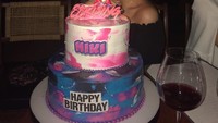 Rayakan ulang tahun, Niki dapat kejutan yang manis dari teman-teman dan kerabatnya. Sesuai kepribadiannya yang ceria, Niki dihadiahi kue tart dengan aneka warna ditemani secangkir wine. Foto: Instagram @nikizefanya