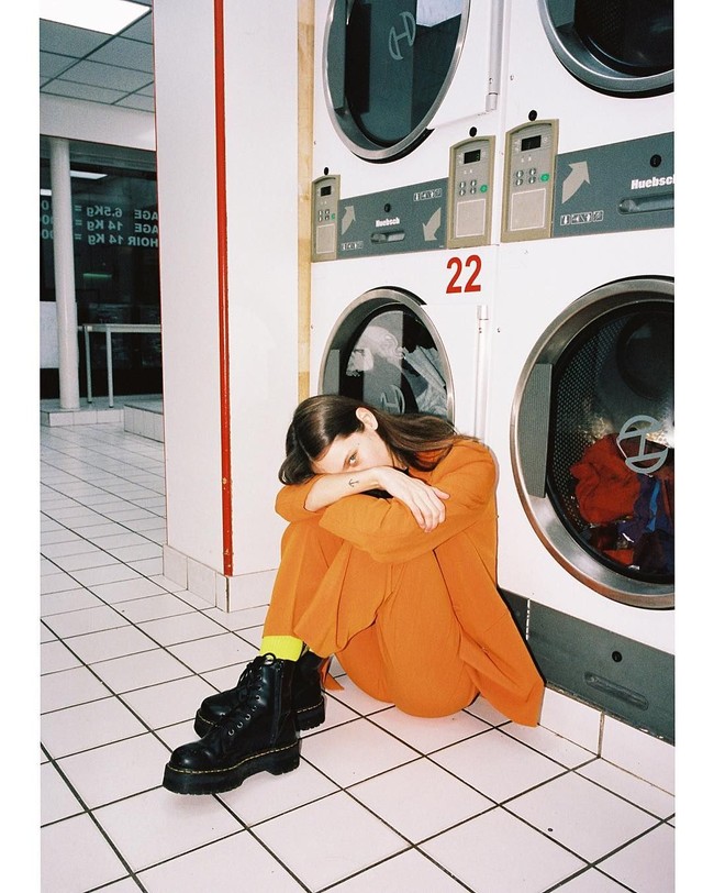 Yang membuat konsep tersebut terlihat menarik adalah karena kesan kontras antara penampilan stylish dan mesin cuci atau binatu. Foto: Instagram @alizeegamberini