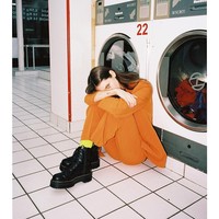 Yang membuat konsep tersebut terlihat menarik adalah karena kesan kontras antara penampilan stylish dan mesin cuci atau binatu. Foto: Instagram @alizeegamberini