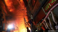 Petugas dibantu warga sibuk memadamkan api. REUTERS/Mohammad Ponir Hossain.