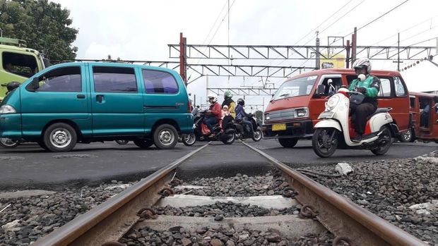 Kemacetan juga terjadi di perlintasan kereta api.