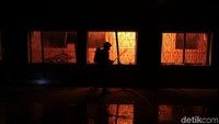 Namun hingga Kamis pagi, api masih belum bisa dipadamkan. REUTERS/Mohammad Ponir Hossain.