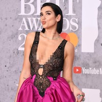 Menyusul kesuksesannya di Grammy Awards 2019, Dua Lipa muncul di Brit Awards 2019 yang digelar di London, Inggris, Rabu (20/2/2019). Di acara penghargaan bagi insan musik Inggris itu, Dua Lipa hadir sebagai penampil sekaligus nomine. Foto: Getty Images