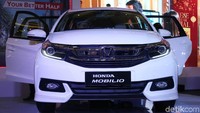 Pada sektor ekterior, mobil ditambahkan Headlamp Projector LED dengan DRL.