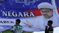 Banner berukuran besar bergambar Habib Rizieq Syihab juga telah dipasang