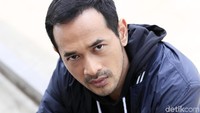 Kerap muncul di film aksi, ternyata Oka justru lebih tertantang pada film-film dari genre lainnya seperti drama.