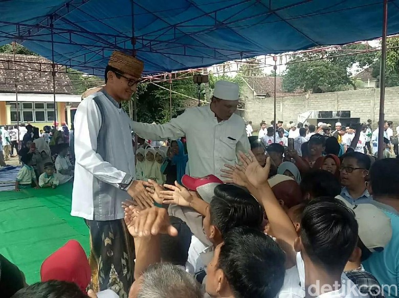 Kunjungi Ponpes Banyuwangi, Sandi Bicara Industri dan Pariwisata Halal Kunjungi Ponpes Banyuwangi, Sandi Bicara Industri dan Pariwisata Halal
