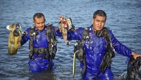 Anggota Polair Polda NTB mengangkat sampah dari laut saat aksi bersih pantai dalam rangka memperingati Hari Peduli Sampah Nasional 2019. Antara Foto/Ahmad Subaidi.