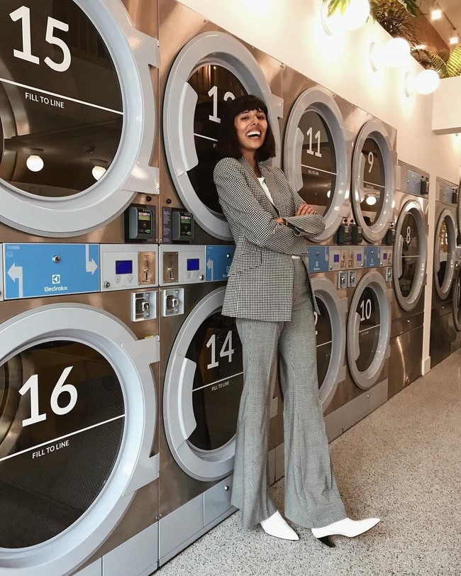 Deretan mesin cuci yang dijadikan latar belakang foto sebenarnya telah menjadi konsep pemotretan sejak tahun 90an. Beberapa waktu ini, konsep serupa pun muncul di Instagram oleh para selebgram. Bukan hanya sekadar foto atau selfie, biasanya mereka sekaligus pamer busana stylish dan pose unik. Foto: Instagram @babba.c