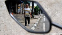 Kondisi trotoar yang belum tertata rapi itu pun menjadi perhatian Pemprov DKI Jakarta. Gubernur DKI Jakarta Anies Baswedan mengatakan pemerintah telah mengantongi desain penataan trotoar di Kemang dan akan bertemu dengan warga untuk membahas pelaksanaan pembangunan trotoar tersebut.