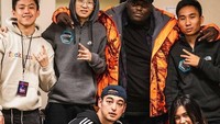 Bersama penyanyi dari label 88rising lainnya, Niki terlihat berpose dengan makanan hingga minuman ringan dengan gaya yang santai. Foto: Instagram @nikizefanya