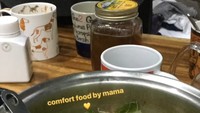 Lagi-lagi Nathania mengabadikan sajian buatan sang ibu. Hidangan berkuah dengan isian daging ayam dan sawi itu buatan Veronica Tan. Foto: Instagram nata.decoco17