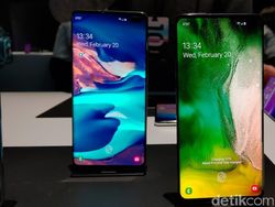Menggenggam Samsung Galaxy S10 dan Galaxy S10+ yang Menawan