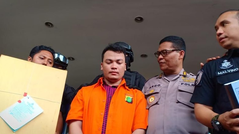 Pembunuh Sekeluarga di Bekasi Diserahkan ke Jaksa Bersama Sekardus Bukti Pembunuh Sekeluarga di Bekasi Diserahkan ke Jaksa Bersama Sekardus Bukti