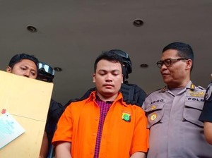 Pembunuh Sekeluarga di Bekasi Diserahkan ke Jaksa Bersama Sekardus Bukti